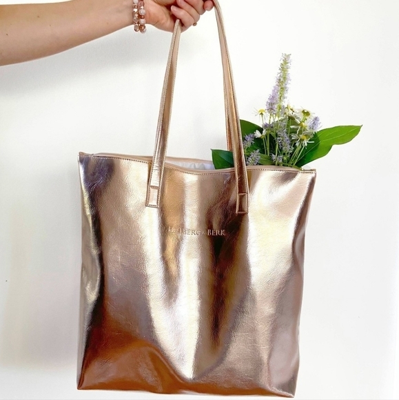 Hillberg & Berk Handbags - 💥2 for $15💥 Hillberg & Berk London Tote in Rose Gold - Excellent Condition